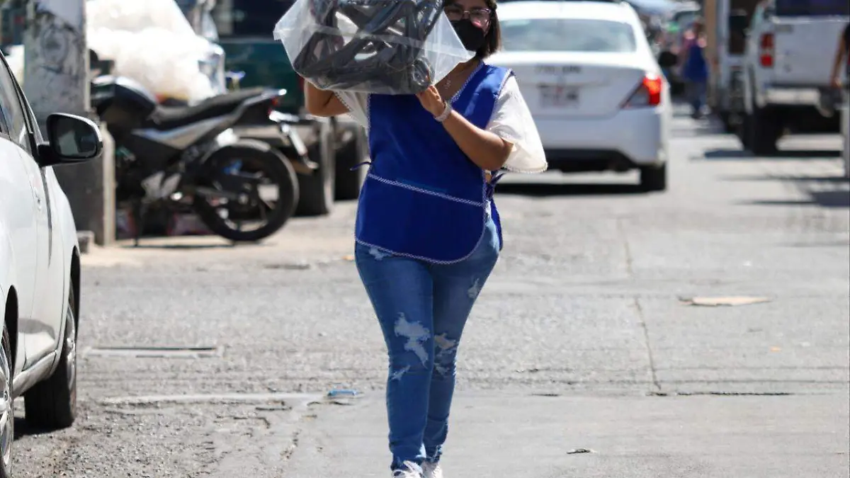 Mujer trabajando en Abastos David Tamayo